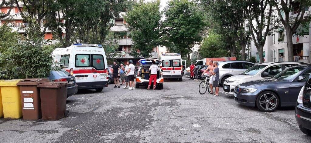 Paderno: 30enne si butta dal balcone dopo la separazione, padre colto da malore 118 carabinieri paderno 1024x472