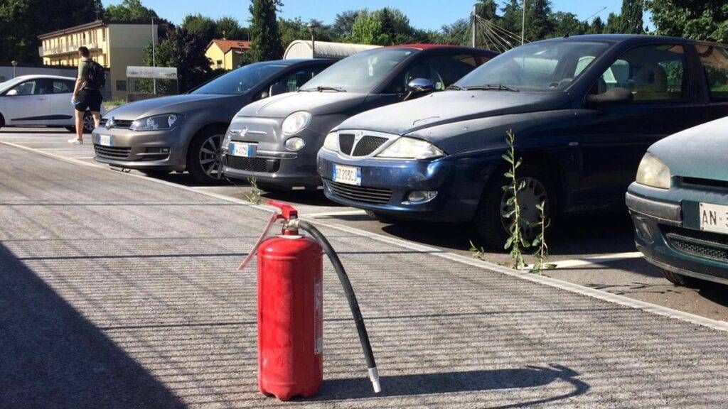 Paderno, vandali fuori dalla stazione: imbrattate 10 auto con schiuma antincendio F0142AAD 6D58 450D A5E0 5868F065D158 1024x576