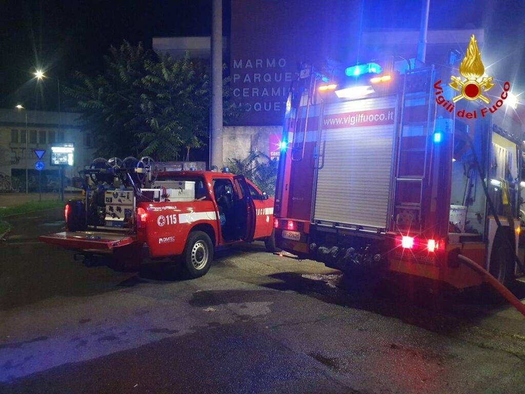 Saronno, incendio in azienda dismessa, intervento dei pompieri | FOTO Saronno VVF1 1024x768