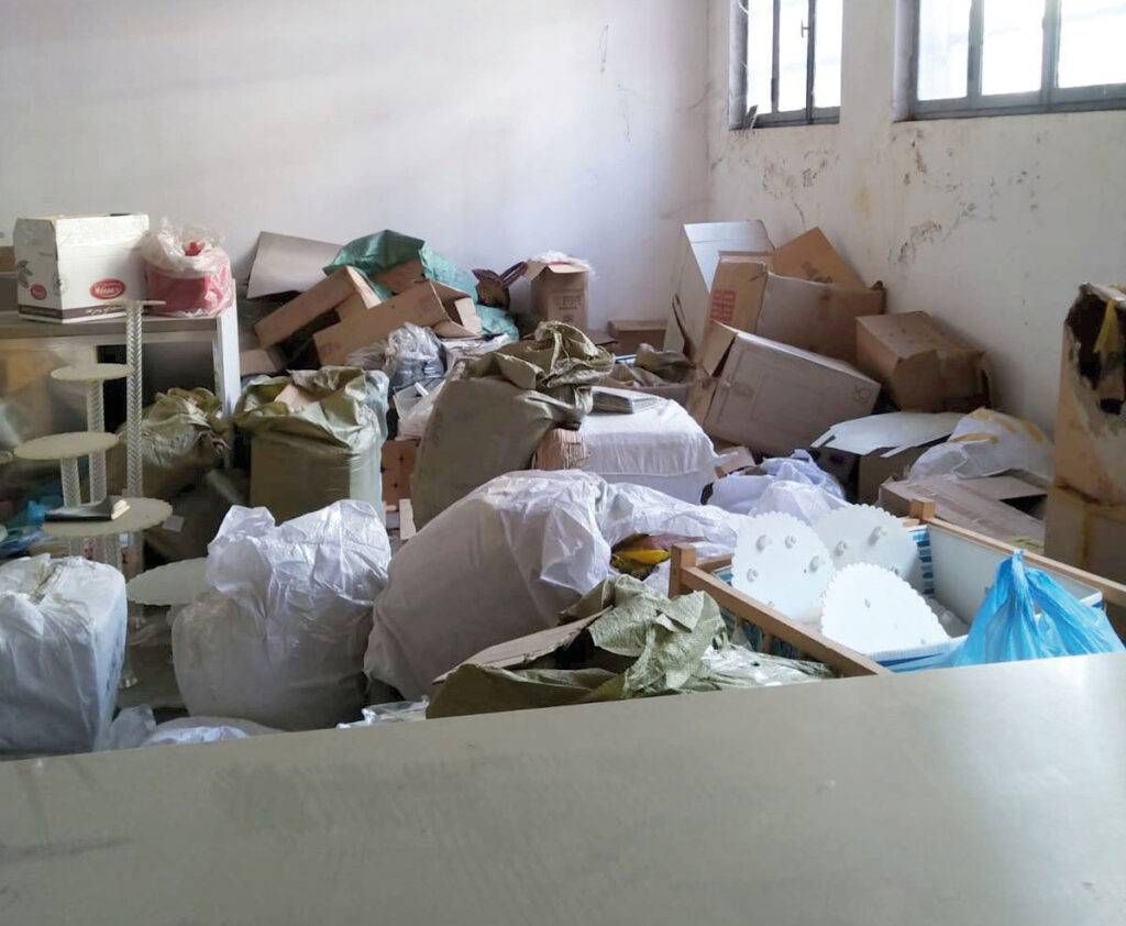 Novate Milanese, merce sequestrata nel magazzino da incubo | FOTO Novate merce sequestrata