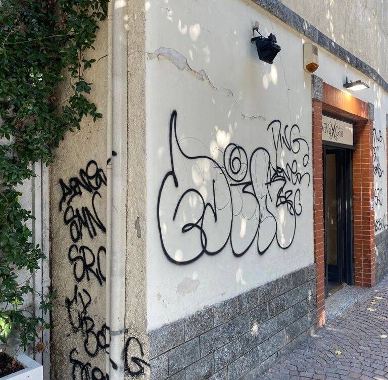 Bollate, imbratta i muri in centro con la vernice spray: fermato un minorenne IMG 20210831 WA0005 e1630403652232