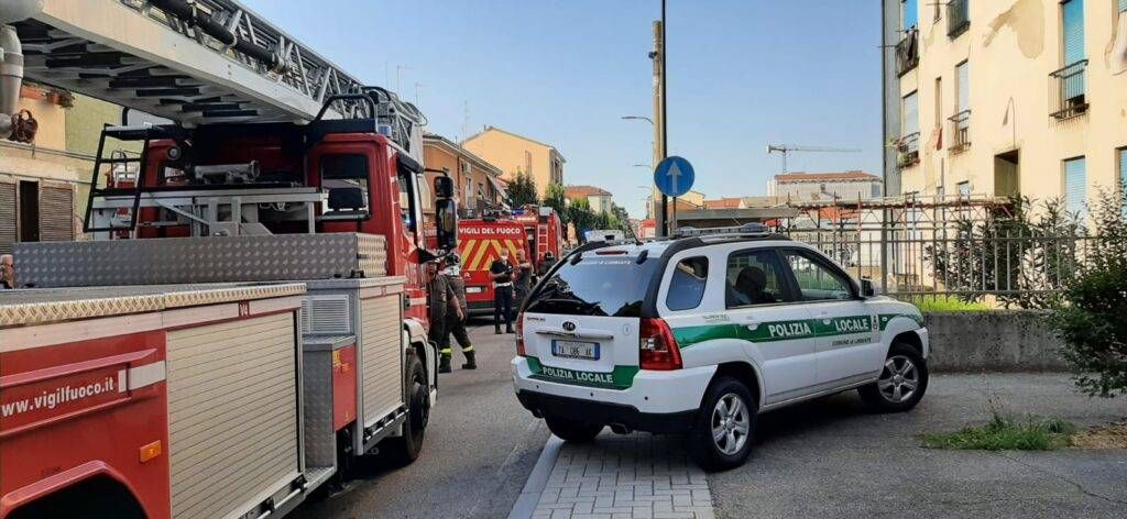Limbiate, incendio in un palazzo, famiglie evacuate, un uomo portato via dai carabinieri | FOTO LimbiateVVf5 1024x472