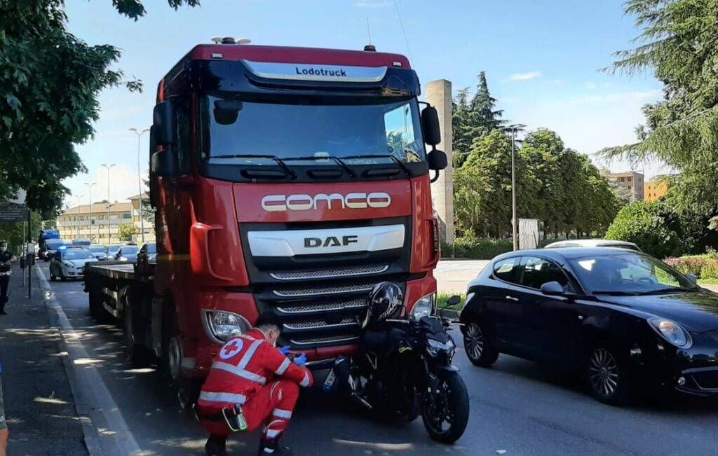 Paderno Dugnano, moto tamponata dal camion, donna in ospedale | FOTO paderno moto tamponata