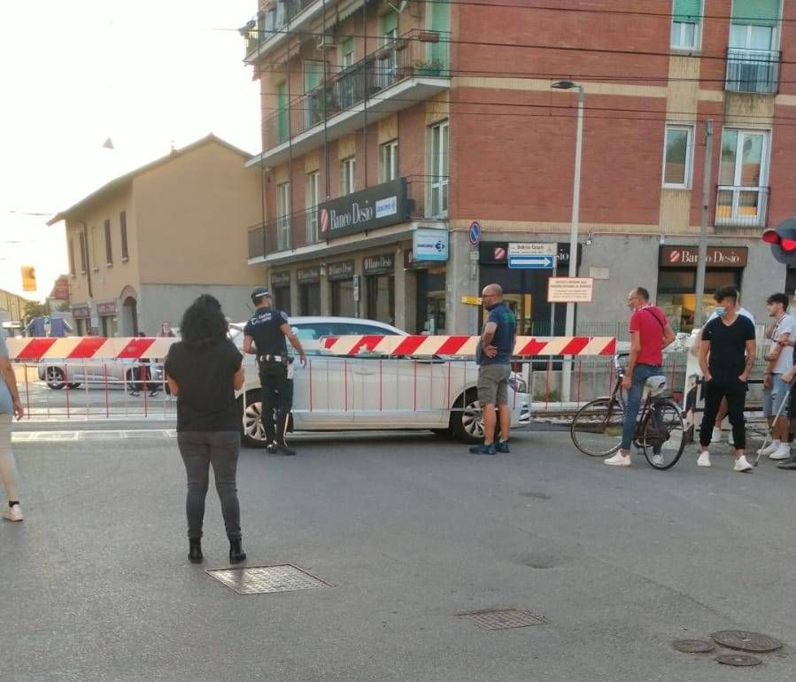 Paderno, un’altra auto chiusa nel passaggio a livello: ritardi a Palazzolo 51DBFCE8 7987 4A44 AA63 A535EBD36A60