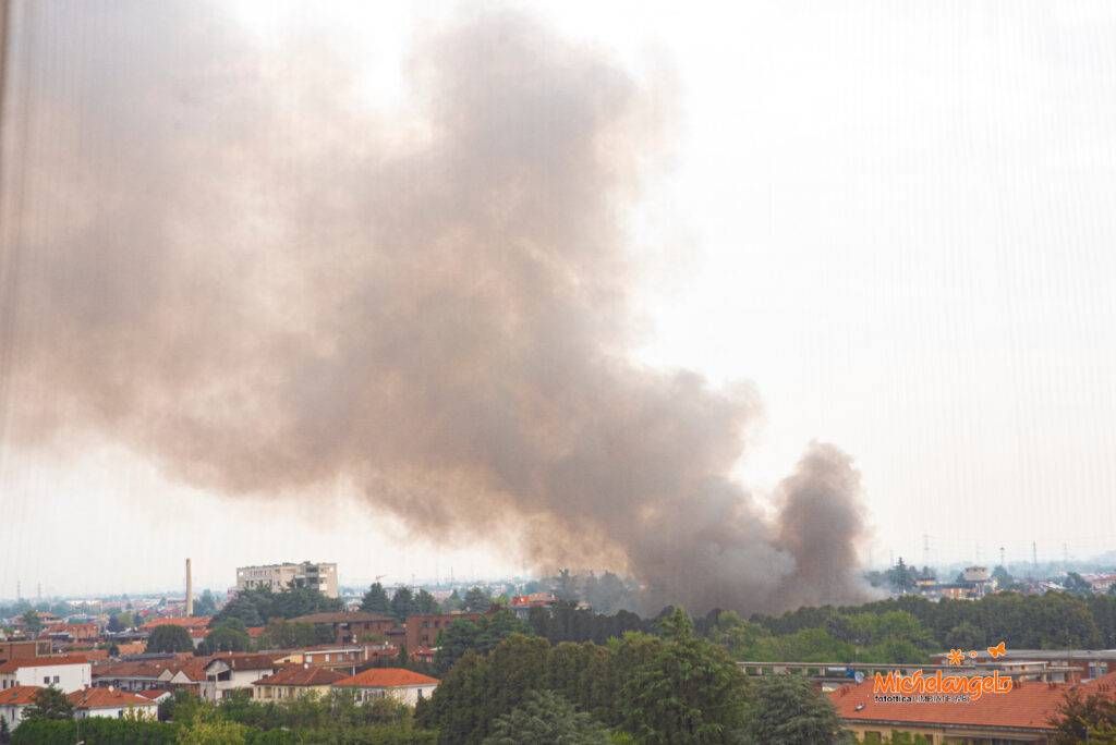 Limbiate, fumo denso in strada per il maxi incendio all’ex Snia di Varedo | FOTO | VIDEO Limbiate fumo Snia 3 1024x684
