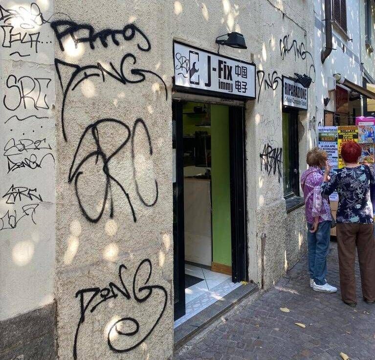 Bollate, volontari al lavoro nel weekend per togliere le scritte dai muri Prima e1632739341366