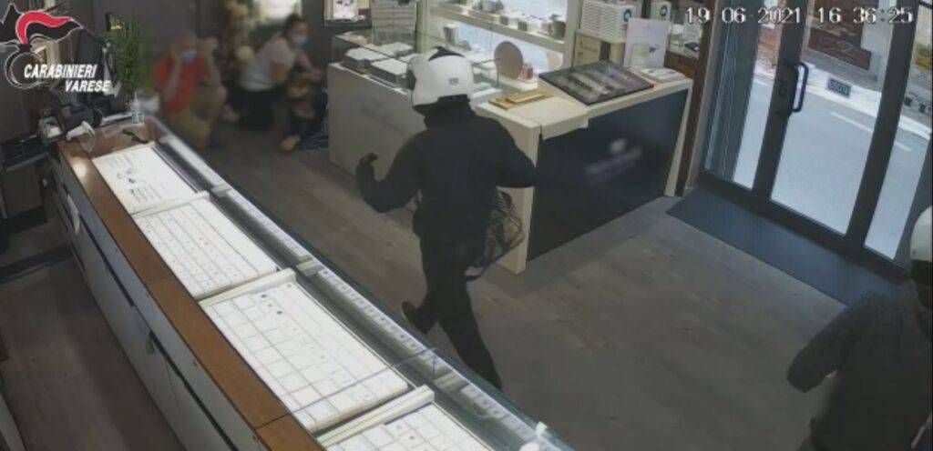 saronno rapina gioielleria