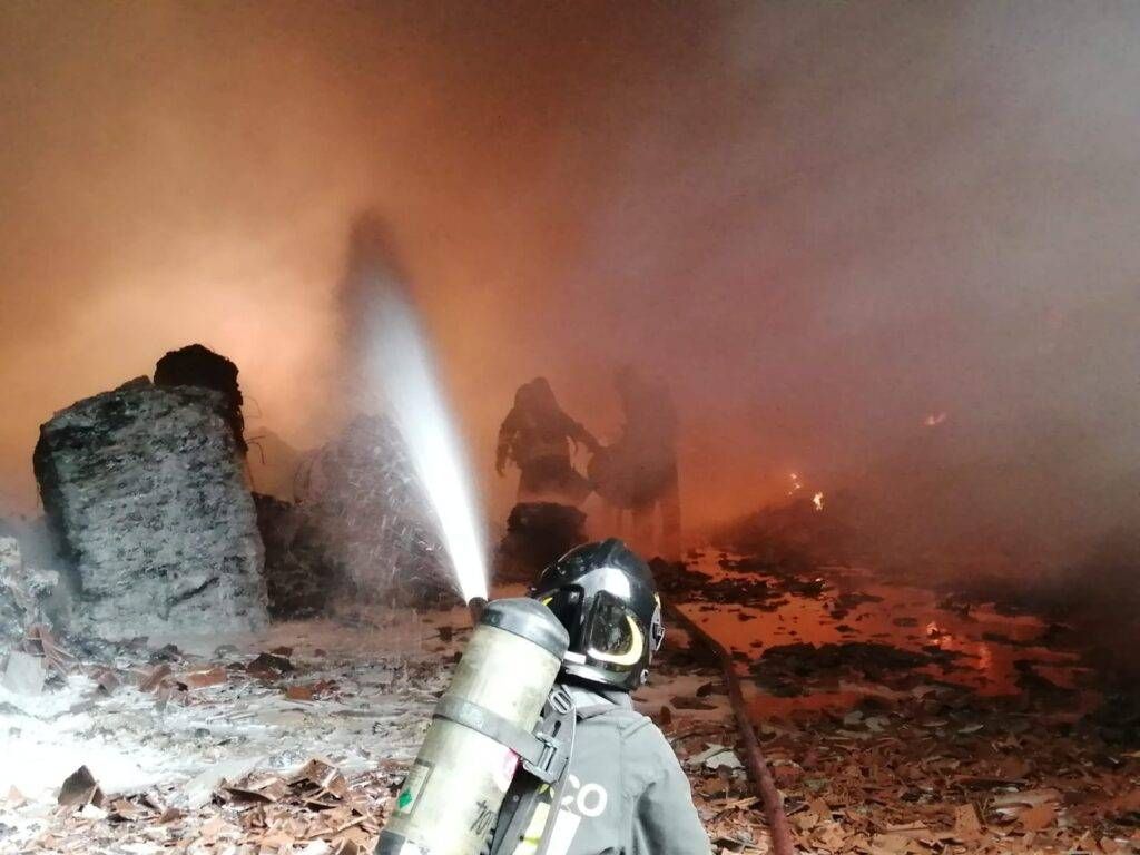 Incendio ex Snia a Varedo, Arpa: bruciano 2000 tonnellate di rifiuti, oggi doveva iniziare la rimozione Limbiate incendio