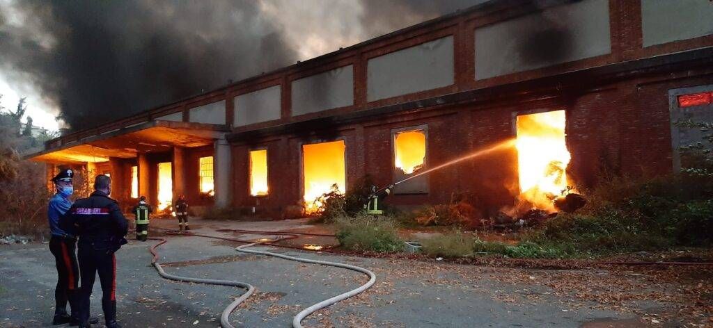 Varedo, maxi incendio di rifiuti nell’ex Snia, decine di vigili del fuoco sul posto | VIDEO | FOTO Varedo incendio Snia 4 1024x472