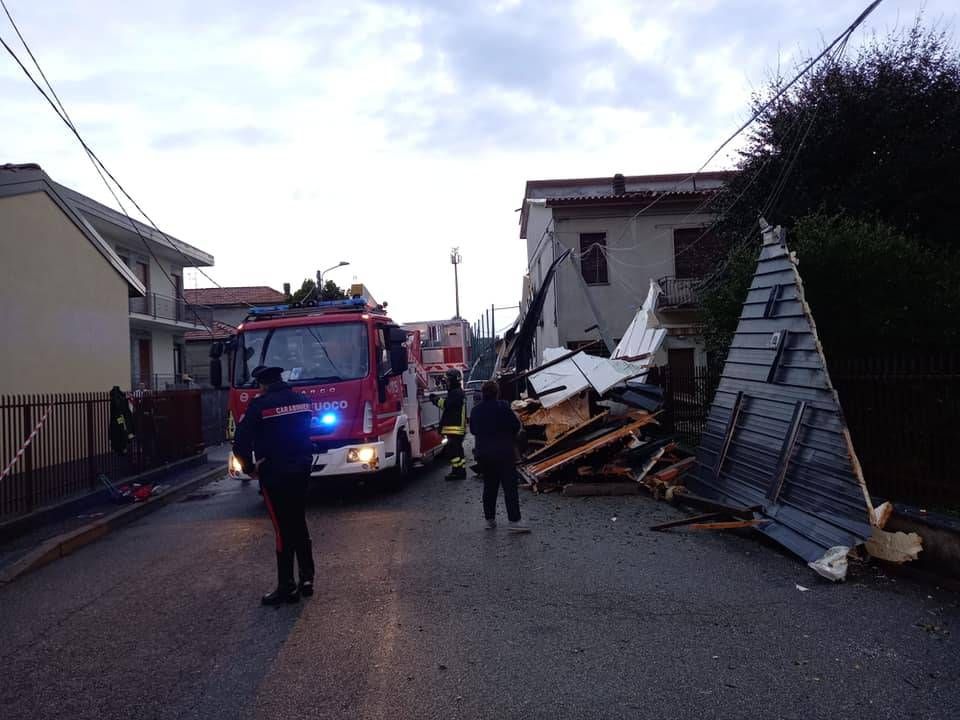 Lentate sul Seveso, violento nubifragio all’alba, piante cadute, tetto scoperchiato, molti danni | FOTO Lentate