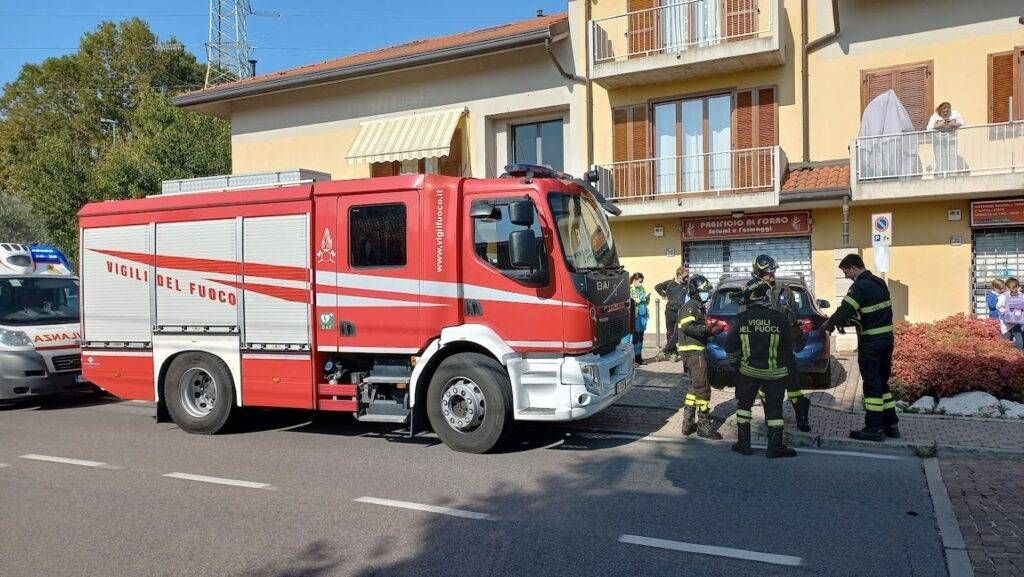 Ceriano Laghetto, bimba chiusa in auto, arrivano i Vigili del fuoco Ceriano bimba auto