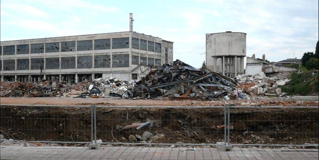 Saronno, giù il muro della ex Cantoni, i ricordi di chi ci ha lavorato, ecco cosa diventerà I VIDEO Cattura 1024x515