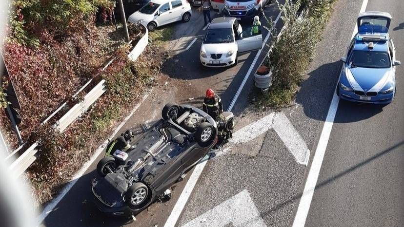 Paderno Dugnano, auto ribaltata in Milano-Meda: due feriti e code verso Como milano meda auto ribaltata