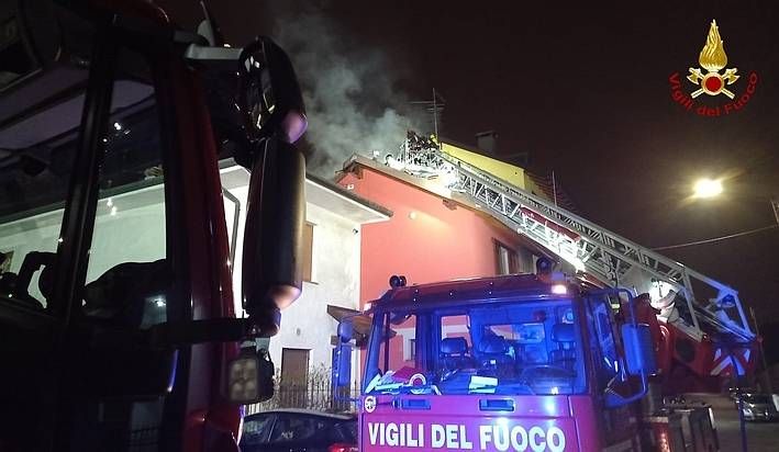 Seveso, incendio tetto, accorrono Vigili del fuoco da Seregno, Bovisio e Lazzate | FOTO Seveso Vvf3
