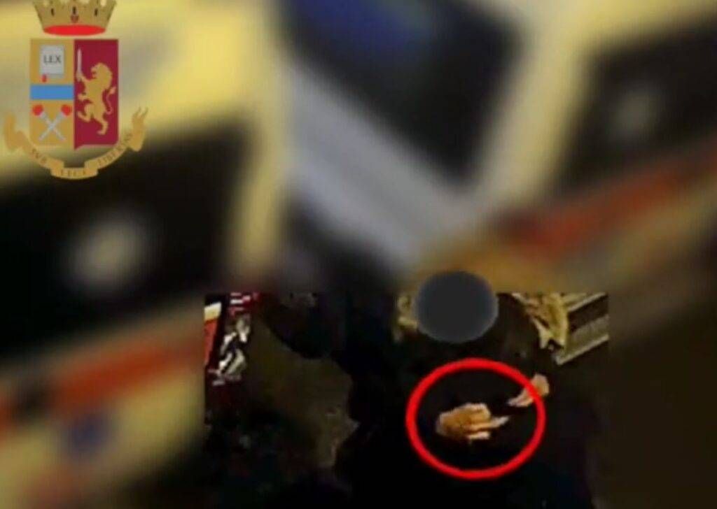 furto abbraccio polizia