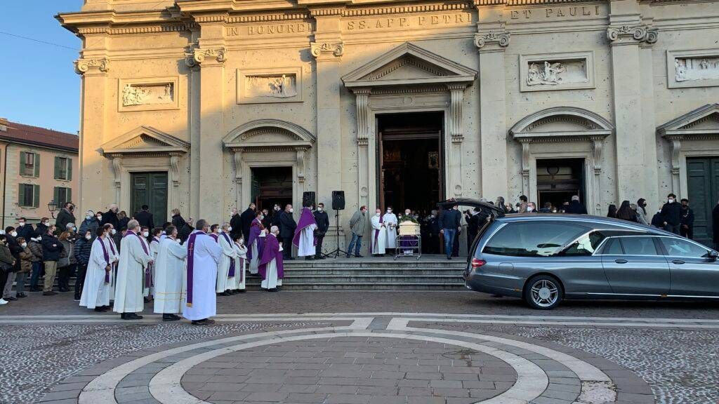 Saronno, il funerale di Alessandro Bisi. L’ultimo saluto: “Eri un sole per noi” 416FEEC8 2E91 4A93 99DC 31E13071A25C 1024x576