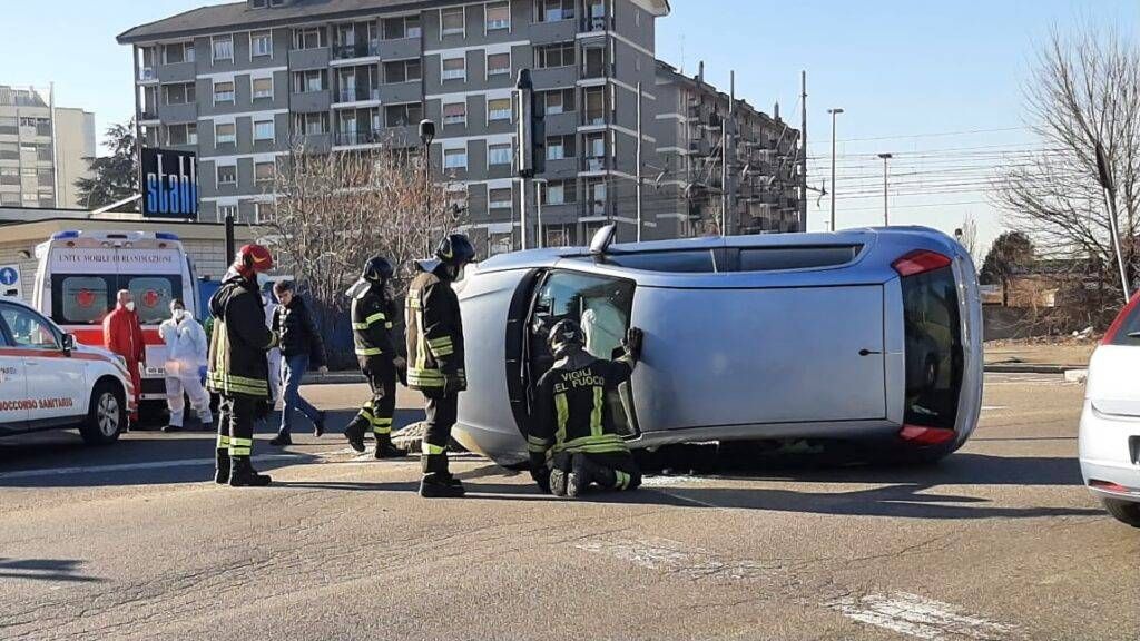 Paderno Dugnano, auto ribaltata a Palazzolo: conducente soccorso dal vicesindaco D63F1E24 9AE3 43CB AB14 E7984834D79B 1024x576