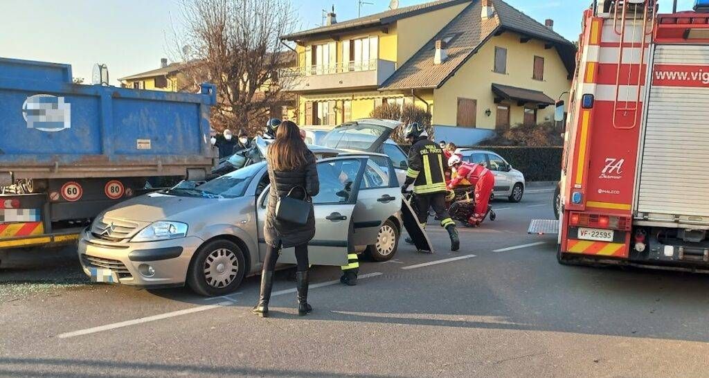 Cogliate, grave scontro tra auto e camion, donna incastrata liberata dai Vigili del fuoco incidente camion