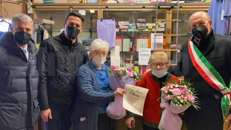 Paderno, chiude la merceria Cattaneo dopo 110 anni di storia: il sindaco la premia | IN EDICOLA BOTTEGA 768x432