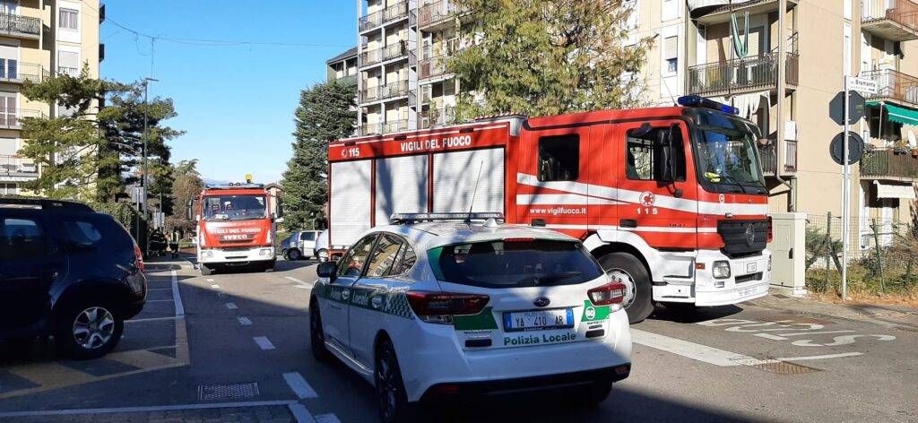 Limbiate, vento solleva il tetto di una palazzina, pompieri in azione a Pinzano limbiate vento