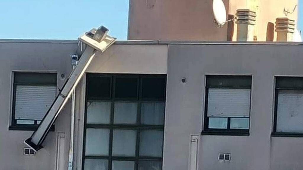 Danni per il vento: cimitero chiuso a Bollate, tetti scoperchiati a Garbagnate e Novate danni vento bollate 1024x576