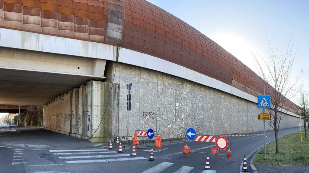 Paderno, il vento stacca pezzi dalla Rho-Monza: strada interrotta (e parchi chiusi per pericolo) paderno rho monza 1024x576
