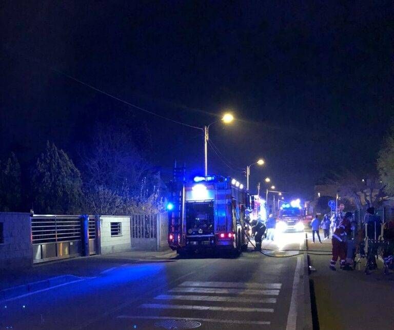 Incendio abitazione a Misinto, vigili del fuoco in azione Misinto incendio