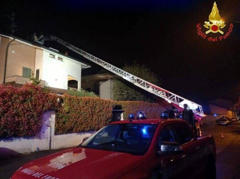 Cesano Maderno, incendio di una canna fumaria: Vigili del fuoco in azione IMG 20220331 122011 219 768x575