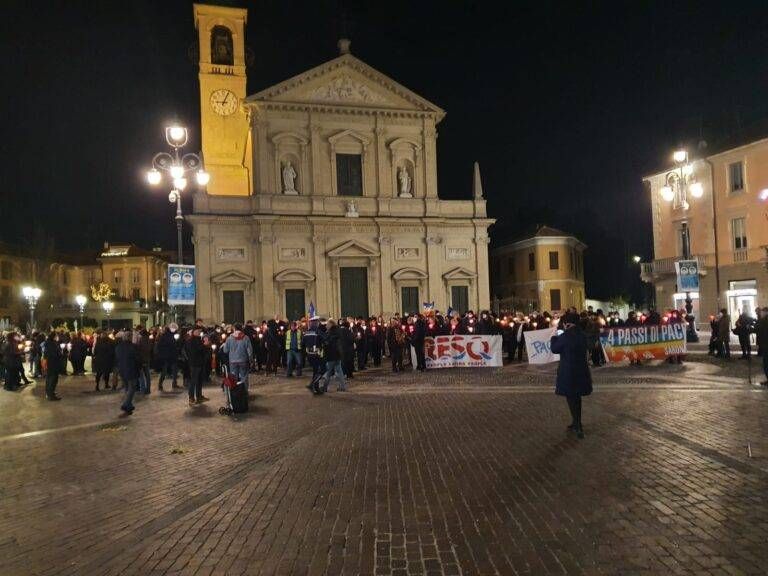 Saronno fiaccolata Pace 768x576