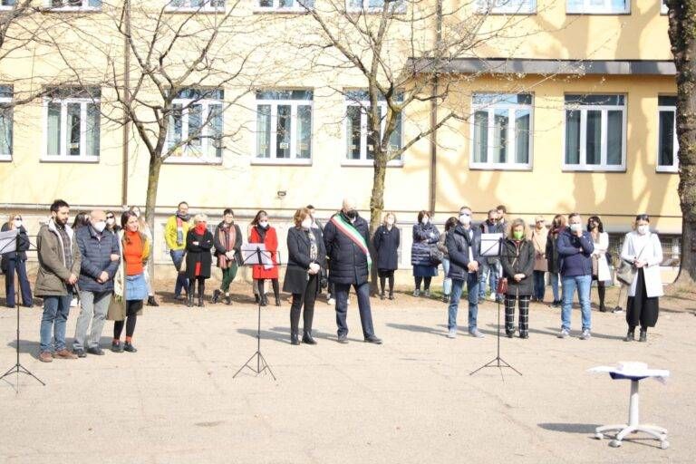 Paderno, aula di informatica intitolata alla maestra Genny: vittima del Covid paderno aula genny zurlo 768x512