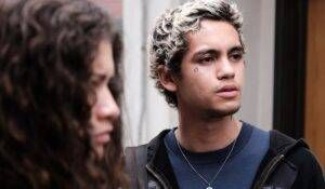 zendaya e dominic fike in una scena di euphoria credits sky 300x175
