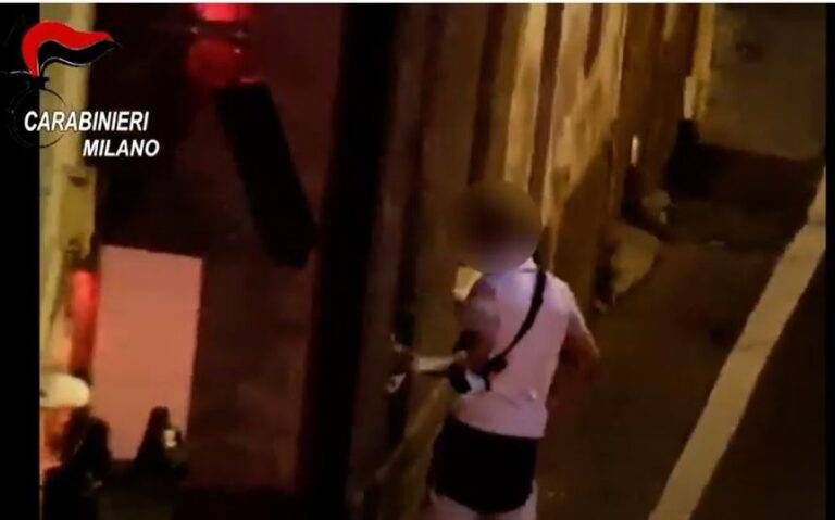 Take away della droga dalla finestra di una casa a Paderno Dugnano, 10 arresti | VIDEO take away droga paderno