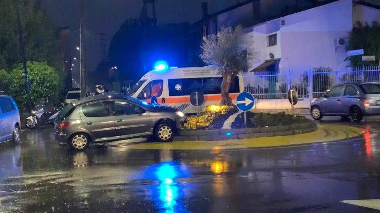 Auto si schianta su una rotonda a Limbiate: ferito un 78enne BCE0E943 703F 4E35 A929 68037AB327AE 768x432