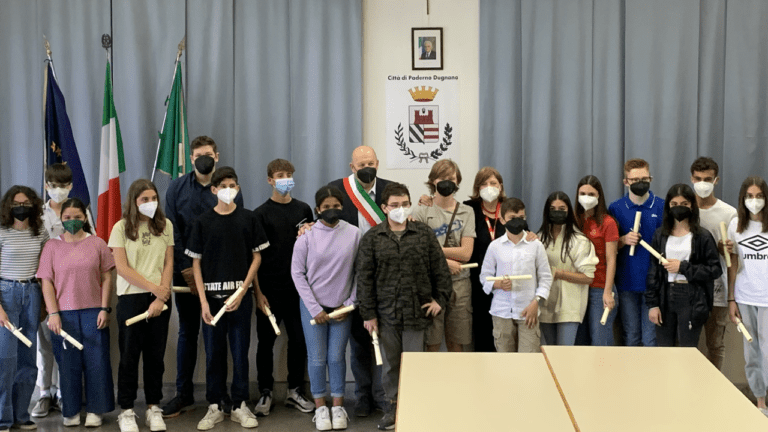 Borse di studio a Paderno: 43 studenti meritevoli premiati dal Comune BORSE DI STUDIO 768x432