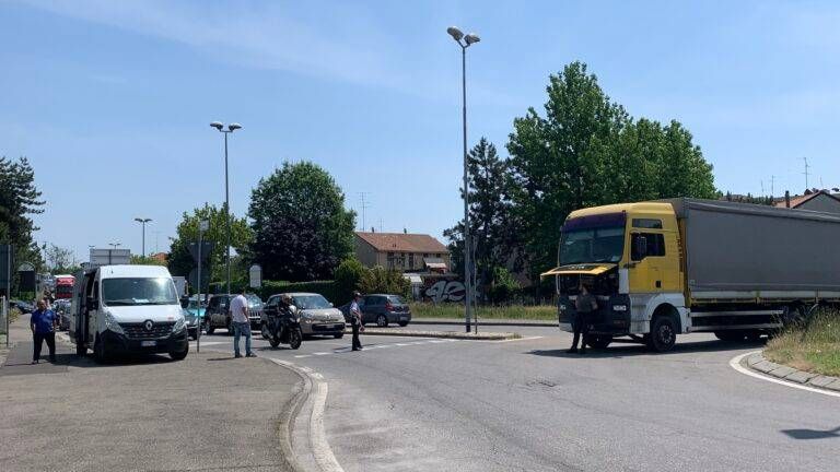 Paderno, tir in panne in rotonda: traffico in tilt tra la Comasina e il centro paderno tir panne 768x432
