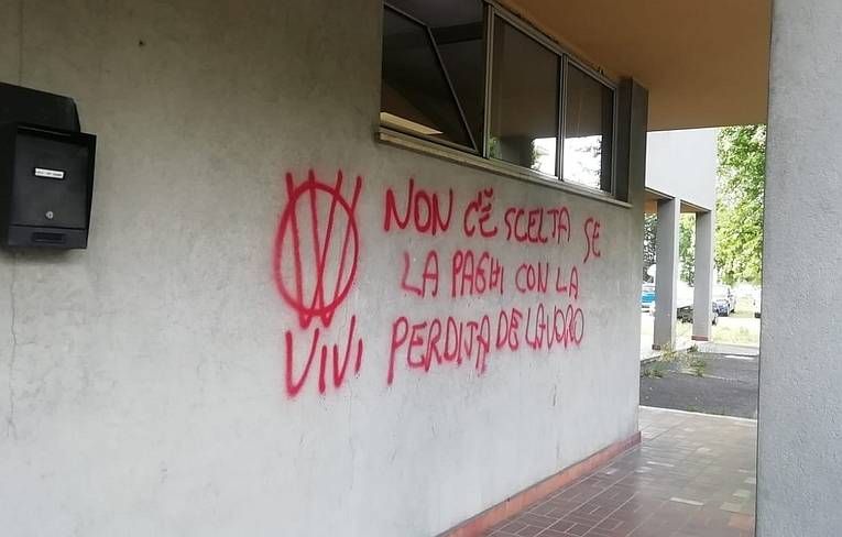 Scritte no vax sulla sede della Cgil a Garbagnate no vax scritte cgil