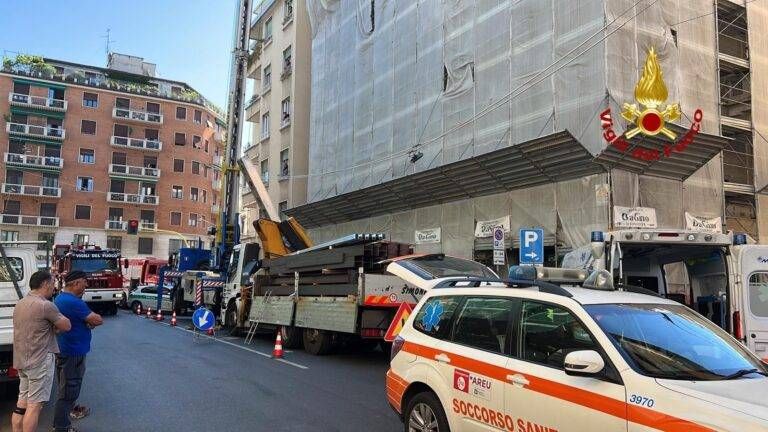 Incidente sul lavoro, gru precipita su un operaio a Milano incidente lavoro gru operaio