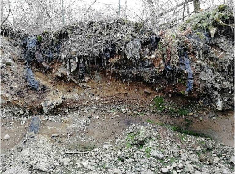 Rifiuti industriali lungo il Bozzente a Gerenzano: “Inquinamento allarmante” rifiuti 3 discarica 768x571