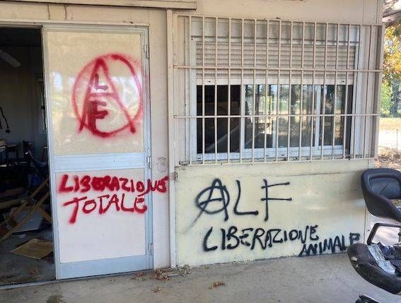 Bollate, raid di Animalisti contro la sede dei cacciatori Bollate animalisti cacciatori
