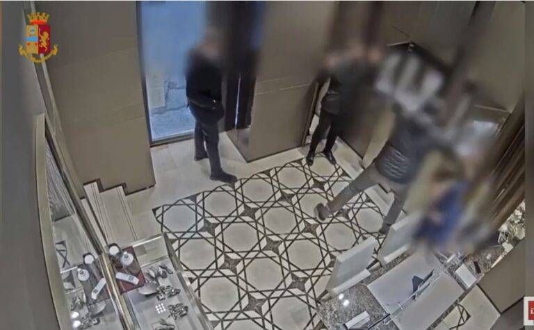 rapine gioielleria milano