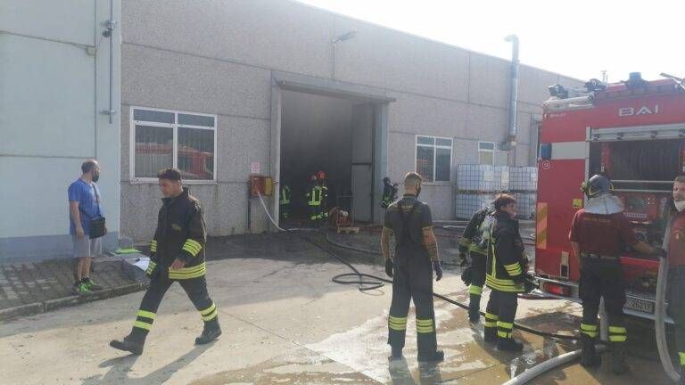 Incendio chimico a Uboldo: evacuate case e ditte. Ordinanza: “Tenete chiuse le finestre” WhatsApp Image 2022 07 27 at 09.59.39 1 768x432