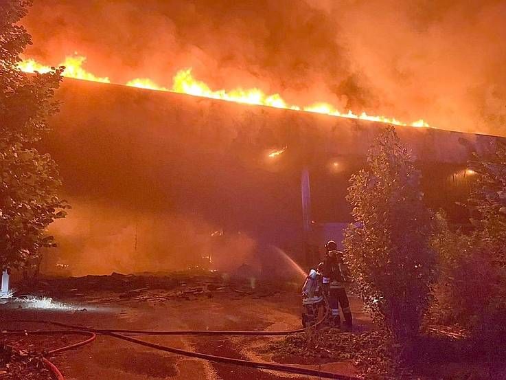 Pauroso incendio a Garbagnate chiusa la strada che porta all’Ospedale | VIDEO incendio garbagnate
