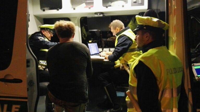 Malato di Alzheimer si perde a Origgio, riportato a casa grazie al bracciale col microchip vigili 2aaa 768x431