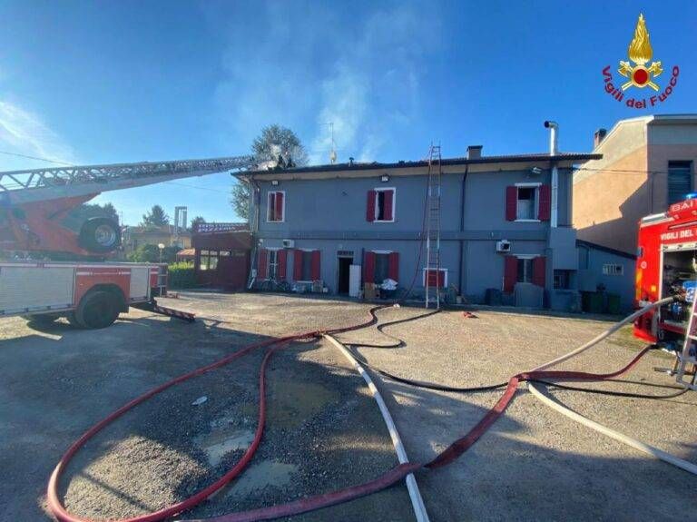 Incendio tetto a Lentate sul Seveso intervengono anche i pompieri di Lazzate incendio tetto Lentate