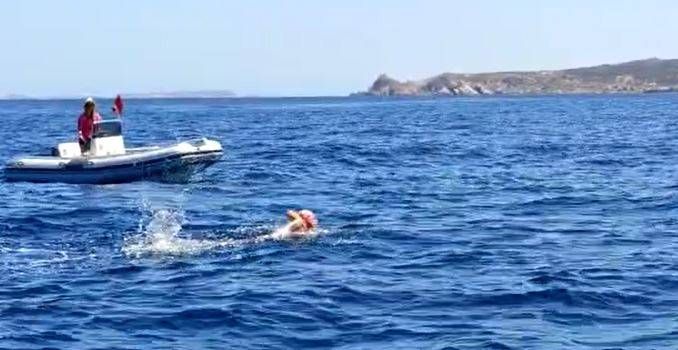 Alessandro Vago di Lazzate a nuoto tra Corsica e Sardegna vago lazzate corsica sardegna