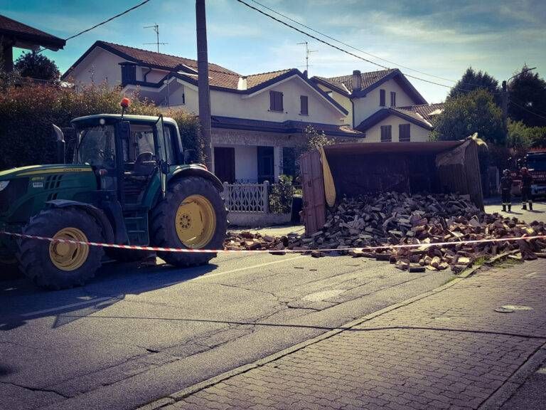 Camion ribaltato a Cesate, perde il carico di legna: tranciato tubo del gas camion ribaltato cesate 768x576