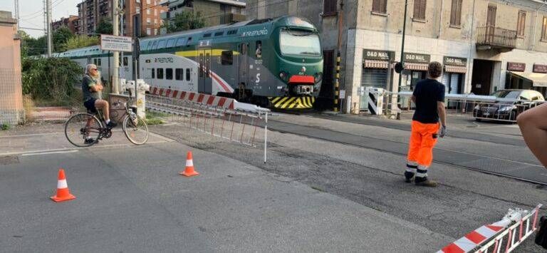 Treni in ritardo e soppressioni sulla Milano-Asso, auto abbatte passaggio a livello di Paderno 6A1C3C33 D9CC 4DA2 B89C 8FBFE96295C4 768x355