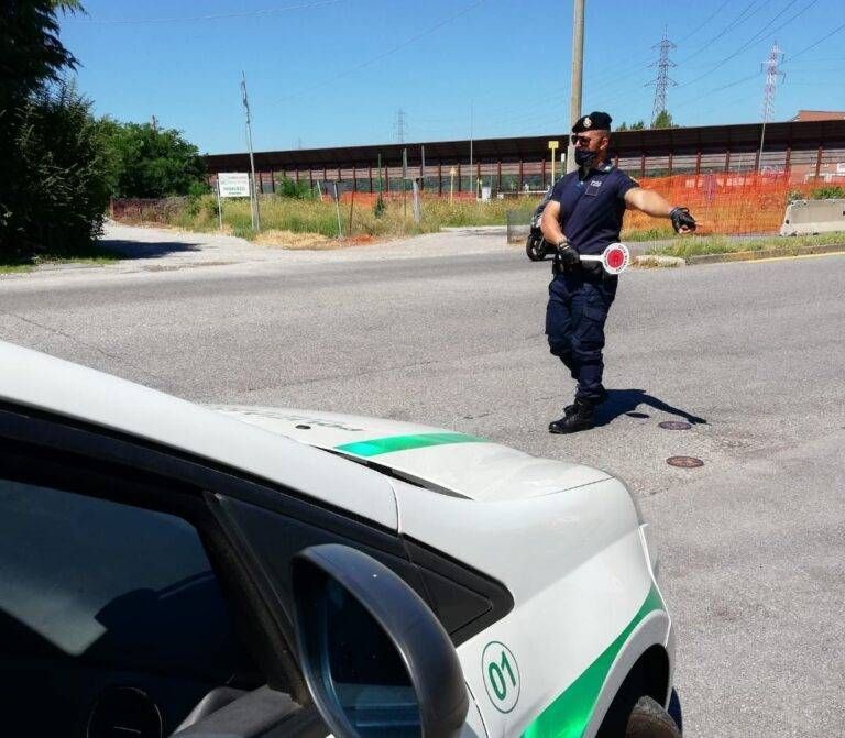 Bollate farmacia denunciato