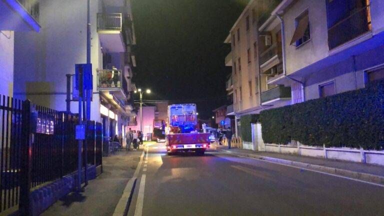 Incendio in una casa a Limbiate: brucia la cucina, agente spegne le fiamme limbiate incendio casa