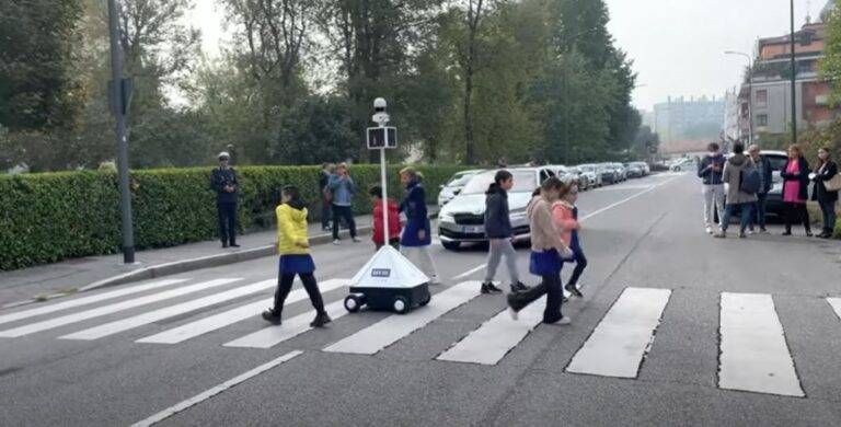 A Milano un robot aiuta i bambini ad attraversare la strada | VIDEO MIlano robot attraversa strada